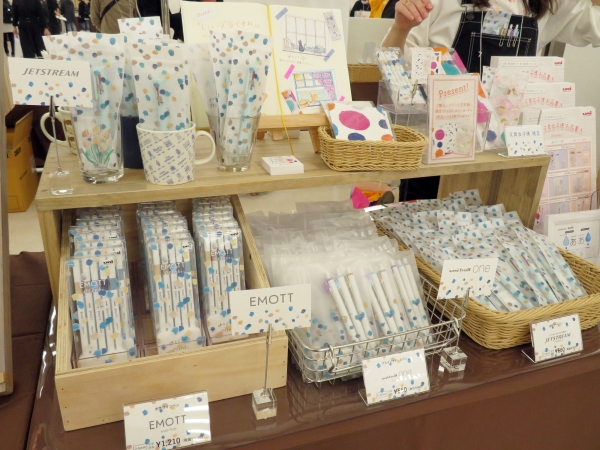 おてんきをテーマに限定商品【ゆるりと】雨の日は のんびりは気分で「EMOTT」「ユニボールワン」「JETSTREAM」三菱鉛筆