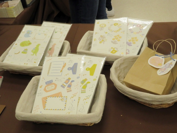 『型抜きカード』文具や動物などのモチーフを。アクセントとしてデザインの一部に金箔を施しました。手で切り離すとメッセージカードやラッピングタグに　ミドリ