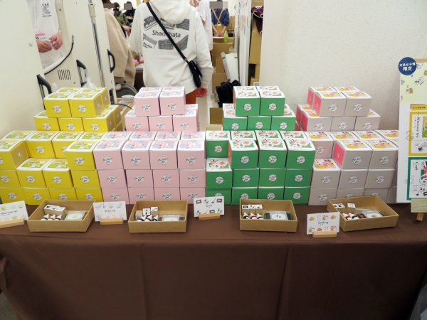 インキを混ぜ合わせてオリジナルの色を作ったり、まだら模様やストライプなど自由に配色。ドレスアップ・アフタヌーンティ・クッキング・クラフトの４種類それぞれのテーマをイメージした、いろづくりゴム印セット「Me time Box」シヤチハタ