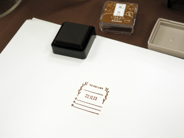 日付印にイラスト印面を自由に組み合わせて毎日の生活や趣味を楽しく記録できる日付入ゴム印「デイリーログスタンプ」シヤチハタ