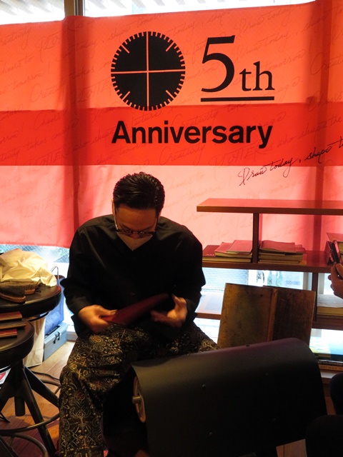 ＜イベント限定 レザーバインダーアンティークカスタマイズ＞お使いのまたは購入した『6 穴リングレザーバインダー』を、靴修理職人・村上塁氏が靴修理の技法を 用いてアンティーク加工を施し、使い込んだ深い味わいを演出