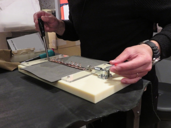 限定レザー5 色、リング 3 色、バックプレート 5 色から、お好きな組み合わせを選んで、スタッフがその場で 作る。『プロジェクトマネージャー』と同色のレザーを特別に用意