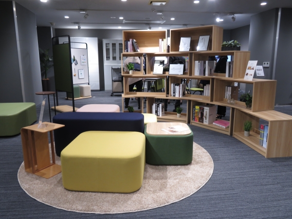 「オフィスのライブラリー空間」を演出する木の風合いがやさしい印象のユニットシェルフ＜vrede（ブレーデ）＞