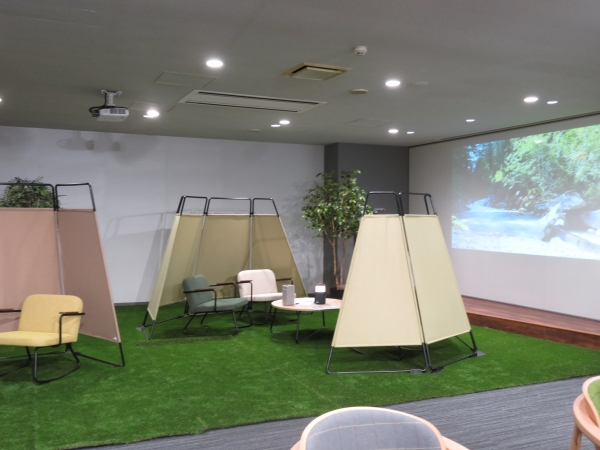 ロースタイルアイテム　＜Skog（スコーグ）＞伸びやかなリラックス感で気軽なコミュニケーションや自由な発想を生み出すロースタイルアイテム。屋外用家具を思わせるデザインで、非日常的な開放感のある空間を演出