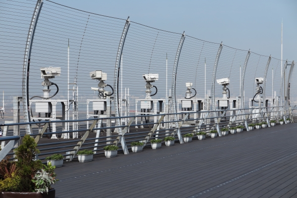 空港に設置されている放送各社のカメラ