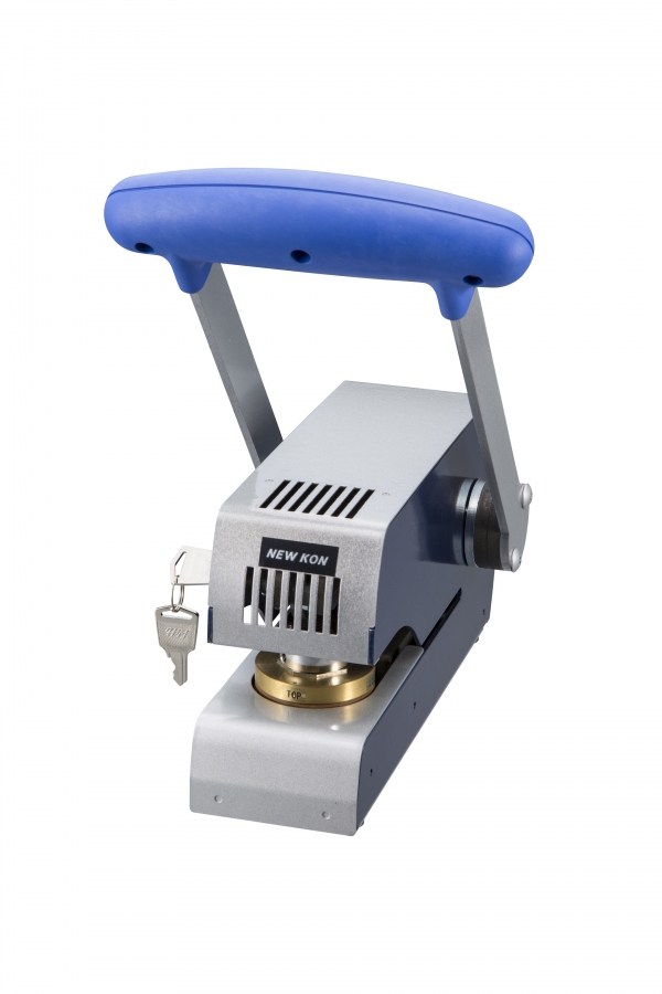 「シールプレス」は、年始から3月末にかけ需要が高まる。主に学校の学生証・受験票・身分証明書の写真に、エンボス（凹凸）加工を施し割印として使われる