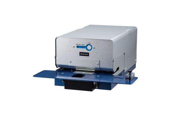 「契印機」は、契約書作成などに最適で、契印（割印）と綴じ込み（ステープラー）が同時処理契印・割印の役目を果たす。