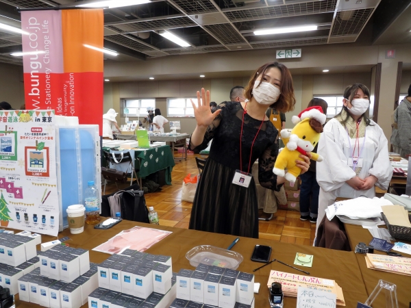 ハイノートインク部部員が選んだ、ハイノートオリジナルインク「Friendship Hi-NOTE01」。青、緑、黄色のインクを織り混ぜた色味の中に、ふわりとピンクが浮かび上がる不思議な色味に仕上がりました♪