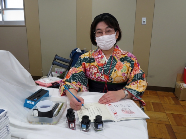 活版印刷を用いた「少し不思議」な紙雑貨を制作する、九ポ堂(きゅうぽどう)の代表作「架空商店街ハガキ」の世界が、なぞり書きで楽しめる本になりました。48のお店と57のお話を、お気に入りのガラスペンや万年筆でインクと戯れながらなぞる、文具好きなあなたのための1冊です『ガラスペンでなぞる ツキアカリ商店街』つちや書店