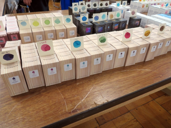 オカモトヤは、1912年（明治４５年）に「鈴木紙文具店」として創業。現在の社章は創業１００周年を機に変更され、お客様を大切にし、真摯に向き合う精神から清潔感のあるブルーが採用。その社章からインスパイアされて生まれたのがオカモトヤのオリジナルインク第一号となる「はじまり」