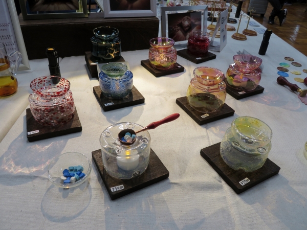 熱に強い耐熱ガラスの特性を活かし、シーリングスタンプを作る時に使用するメルトスタンド。ガラスに映る火が美しく、机がさらに特別な空間に「シーリングメルトスタンド」glass F.X.