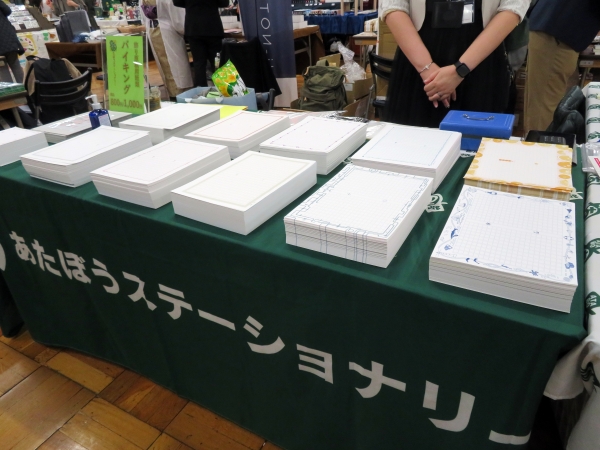 日本文具大賞を受賞した飾り原稿用紙などを贅沢にバイキング　あたぼうステーショナリー