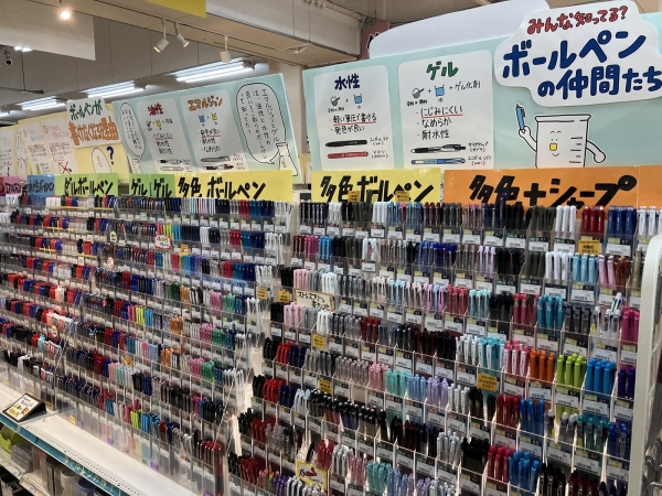 ボールペンの種類をわかりやすく分類。POPでそれぞれのインクの特長を紹介