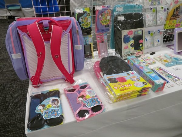 「サンドセル」ランドセルに簡単に取り付けて、ぶら下げていた通学時の荷物をスッキリ収納!ハンズフリーで通学に安心を　デビカ