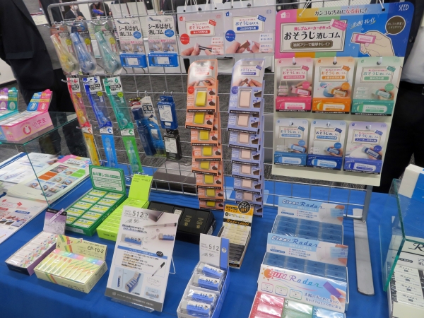 壁、水回り、スニーカー、上靴、ホワイトボード、シールのベタベタを、消しゴム感覚でこするだけでおうちや身の回りのお手入れ「おそうじ消しゴムCEシリーズ」シード