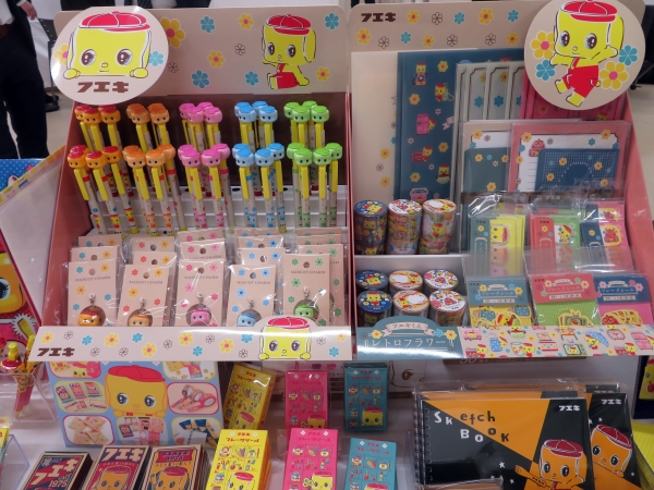 まるでキャラメル箱にはいっているようなエモい「フエキくんフレークシール」など　不易糊工業