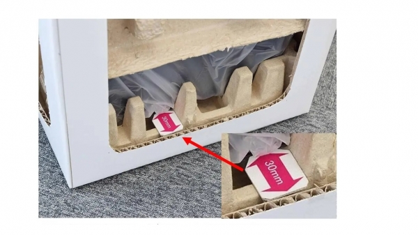 図7 緩衝材にパルプモールドを使用した梱包（上）と外箱と製品の緩衝距離は30ミリ（下）