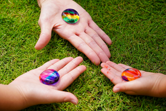 あそび基地 とらとらは、国内12社の文具メーカーの文具を使用し、指先を使って自分だけのおもちゃ作り体験を提供するワークショップです