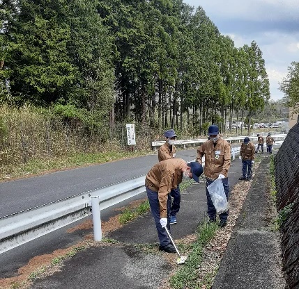 工場周辺道路の清掃活動の様子
