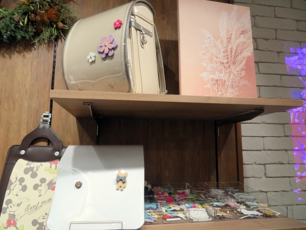 透明のランドセルカバーに選んだ牛革パーツを組み合わせてデコレーション