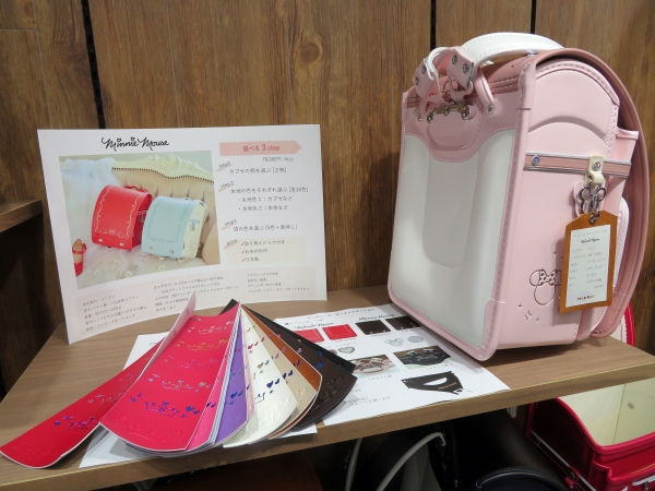 ミッキーマウスとミニーマウスの選べるランドセルが新登場。ミッキーとミニーのディズニーランドセルは、色の組み合わせが選べるオーダーメイドのランドセル