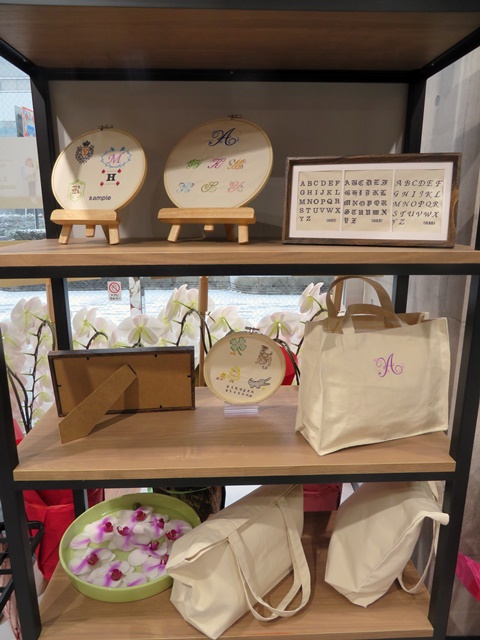 イニシャルやマークをワンポイントで刺繍。 オリジナルデザインのトートバッグがつくれます