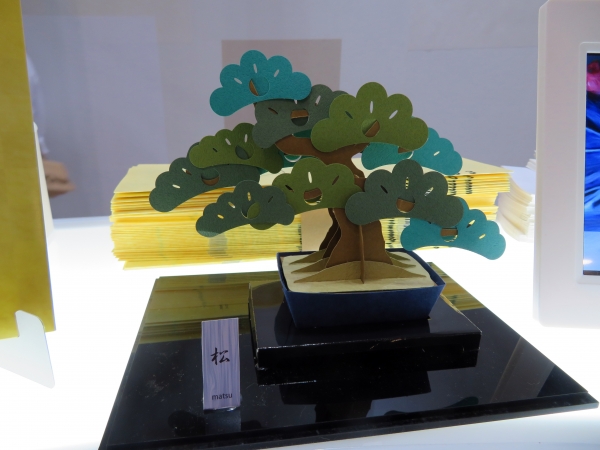 すべて紙でできている「kami-bonsai」は組立てに、ハサミやノリなどの道具を必要としません。葉や実を自由に配置して自分だけの盆栽を気軽に楽しむことができます  立川紙業 
