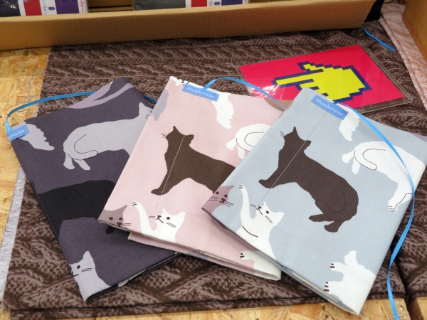 大きさを自由に変えることの出来る「フリーサイズブックカバー」（文庫～A5）に、かわいいネコ柄が新登場　Beahous