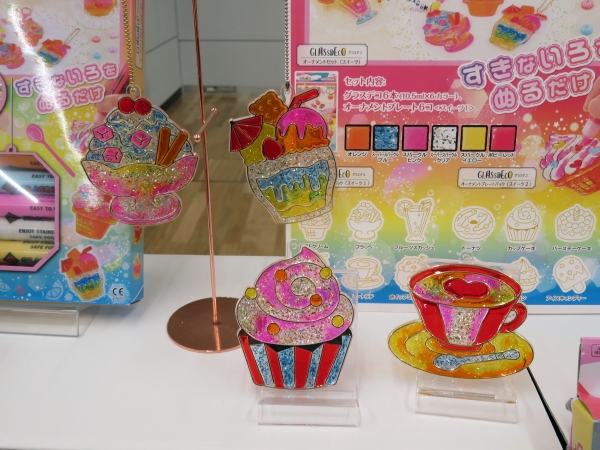 ホビークラフトが楽しめる人気商品！クリアカラー絵の具「グラスデコ　オーナメントセット」に『スイーツ』シリーズ登場　ヤマト