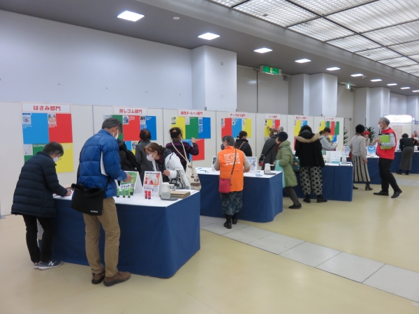 ぶんぐガチンコ対決で投票する来場者