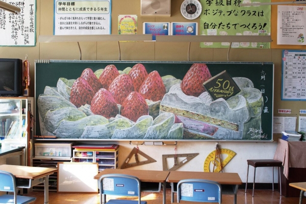 すずき らな／黒板アート作家 黒板に大きな絵を描く黒板アート作品制作で話題に。