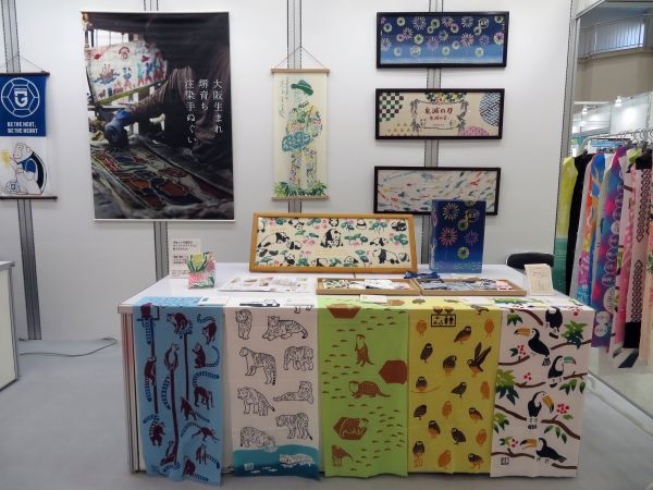 ㈱ナカニ／にじうら は、大阪で昔からつくられている「注染（ちゅうせん）」と呼ばれる技法やスクリーンプリント、ロール捺染などを用いて、オーダーメイドで手ぬぐいを作っています