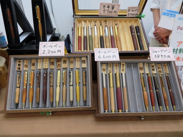 日本をはじめ世界の銘木を揃え、熟練された職人が1本1本手作り。この品質で2000円代から選べます「木製ボールペン/シャープペン」Pen Shop Tomoko/島田小割製材所