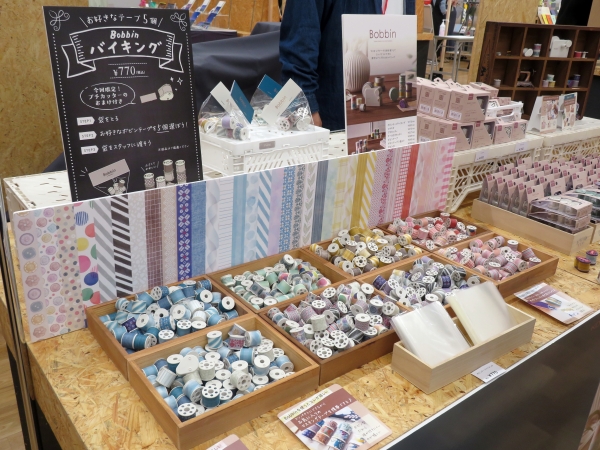 糸巻きのボビンをイメージした小さなマスキングテープ「ボビンテープ」のバイキング　コクヨ