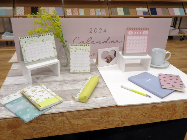 ＬＡＢＣＬＩＰらしいフラワーパターンと動物モチーフ「2024年デスクカレンダー」