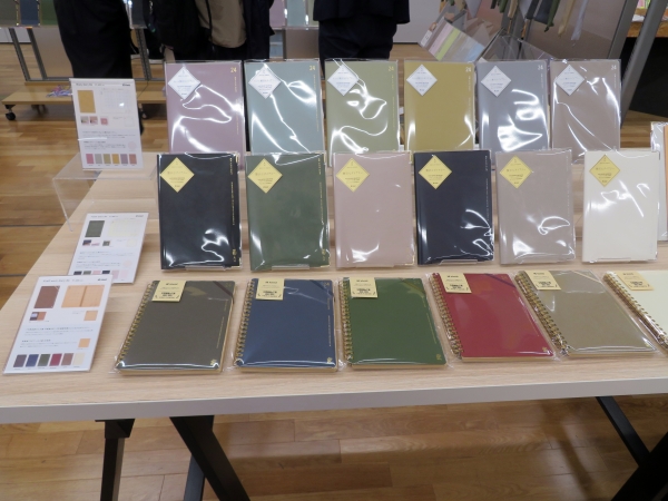 贅沢ダイアリー「B6 Monthly type」2023年12月始まり・月間。表面コーナー金属付、自由度の高い余白スペース、ノートページがたっぷり　kleid