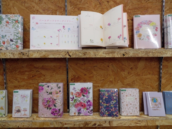 1日1つの誕生花のイラストと花言葉があしらわれたダイアリー「バースデーフラワーダイアリー」アートプリントジャパン