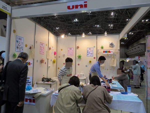 ポスターカラーのようなあざやかな発色「ポスカ」。不透明インクなので、黒や濃色の上でも鮮やかに発色、重ね書きも可能。ペン先の太さやインクの種類も豊富なので、多彩な用途に使うことができます　三菱鉛筆東京販売