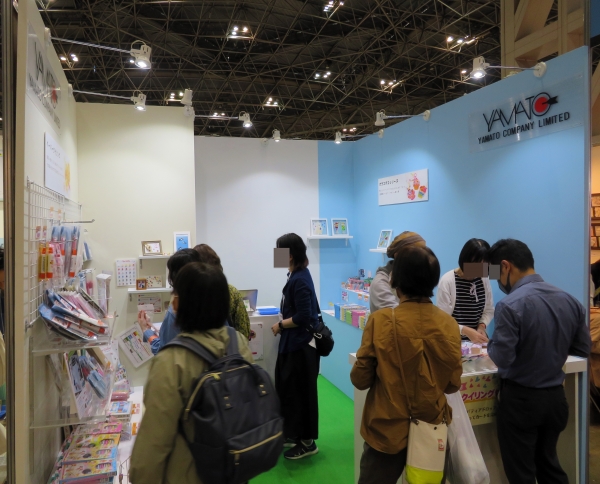ヤマトブースでは、ペーパークラフト「ペーパークイリング」各種に加え、定番のクリアカラー絵の具「グラスデコ」の人気シリーズ「グラスデコ　オーナメントセット」などのアートシリーズ商品をラインナップ