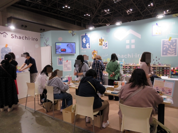 シヤチハタブースでは、スタンプアートにおすすめのスタンプパッド「いろもよう」シリーズから、新商品のほんのりキラめくインキを採用したスタンプアート用スタンプ台「いろもよう 光彩」を数量限定で販売