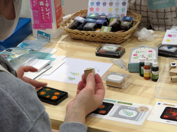 自分で作るスタンプパッド「いろづくり」を使用したメッセージカードBOX作り体験　シヤチハタ