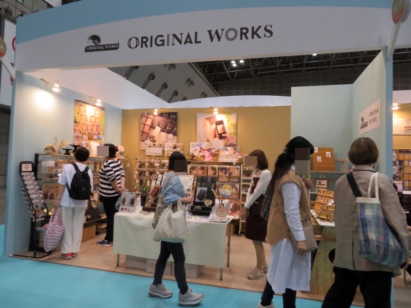 ハンドメイド作家さま向けの新商品などカタログに掲載の商品が並ぶ　オリジナルワークス