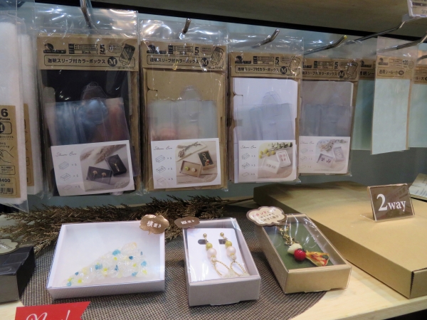 「透明スリーブ付カラーボックス」は、中に入れた作品をキレイに見せつつ、作品を保護。スリーブ部分にはかざる時の角度を斜めにできる仕掛け　オリジナルワークス