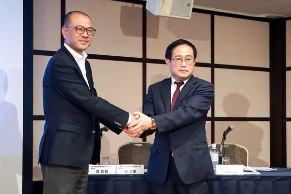 （左から）総経理・芳賀信享