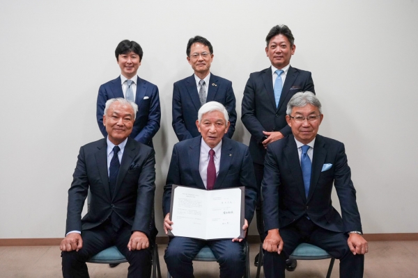 下段左から　CCC代表取締役会長 増田宗昭 / 紀伊國屋書店 代表取締役会長兼社長 高井昌史 / 日販グループホールディングス 代表取締役社長 吉川英作 上段左から CCC代表取締役社長 高橋誉則 / 紀伊國屋書店 代表取締役副社長 藤則幸男 / 日販 代表取締役社長 奥村景二