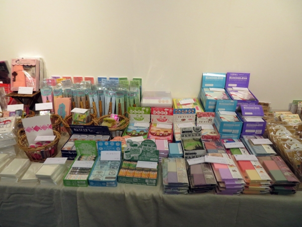 消しゴムはんこのために開発された、専用のハイグレード消しゴム。彫りやすくて、捺しやすく、長持ち。「はんけしくん」