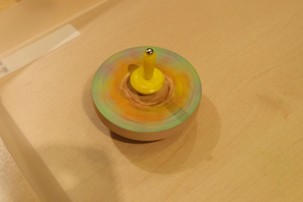 木製コマの静止時と回転時