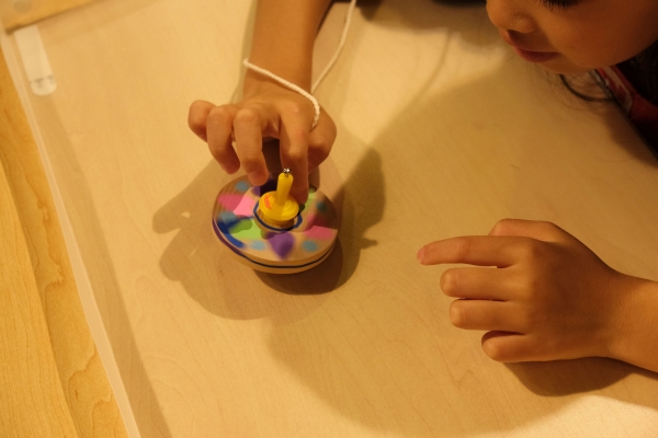 回転したコマを楽しむ様子