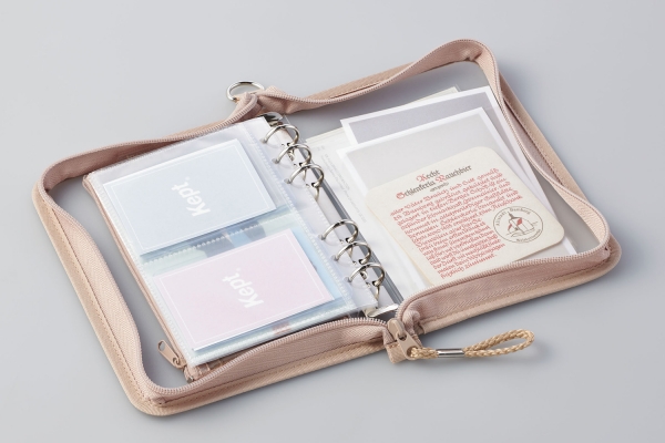 「Kept マルチ収納ファイル（ポストカードサイズ）」1,700円（税込1,870円）180度しっかりひらく