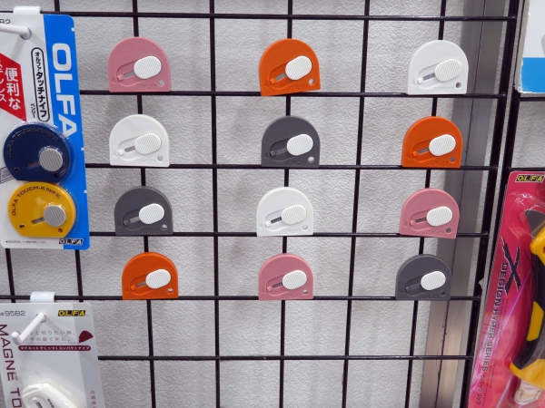 ちょっとした開封に便利なマグネット付きミニカッター「タッチナイフR」 オルファ